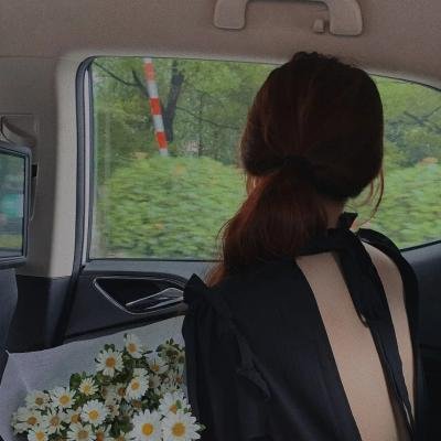 当红小花与前任深夜同框，本人沉默不回应，72小时引热议