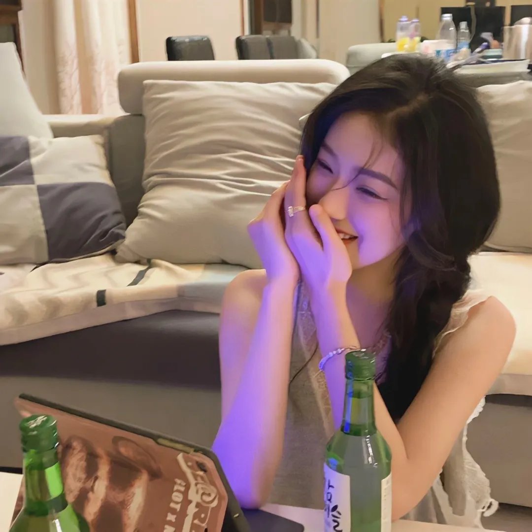 社交平台实拍：天王之女晒豪宅名表，人设崩塌